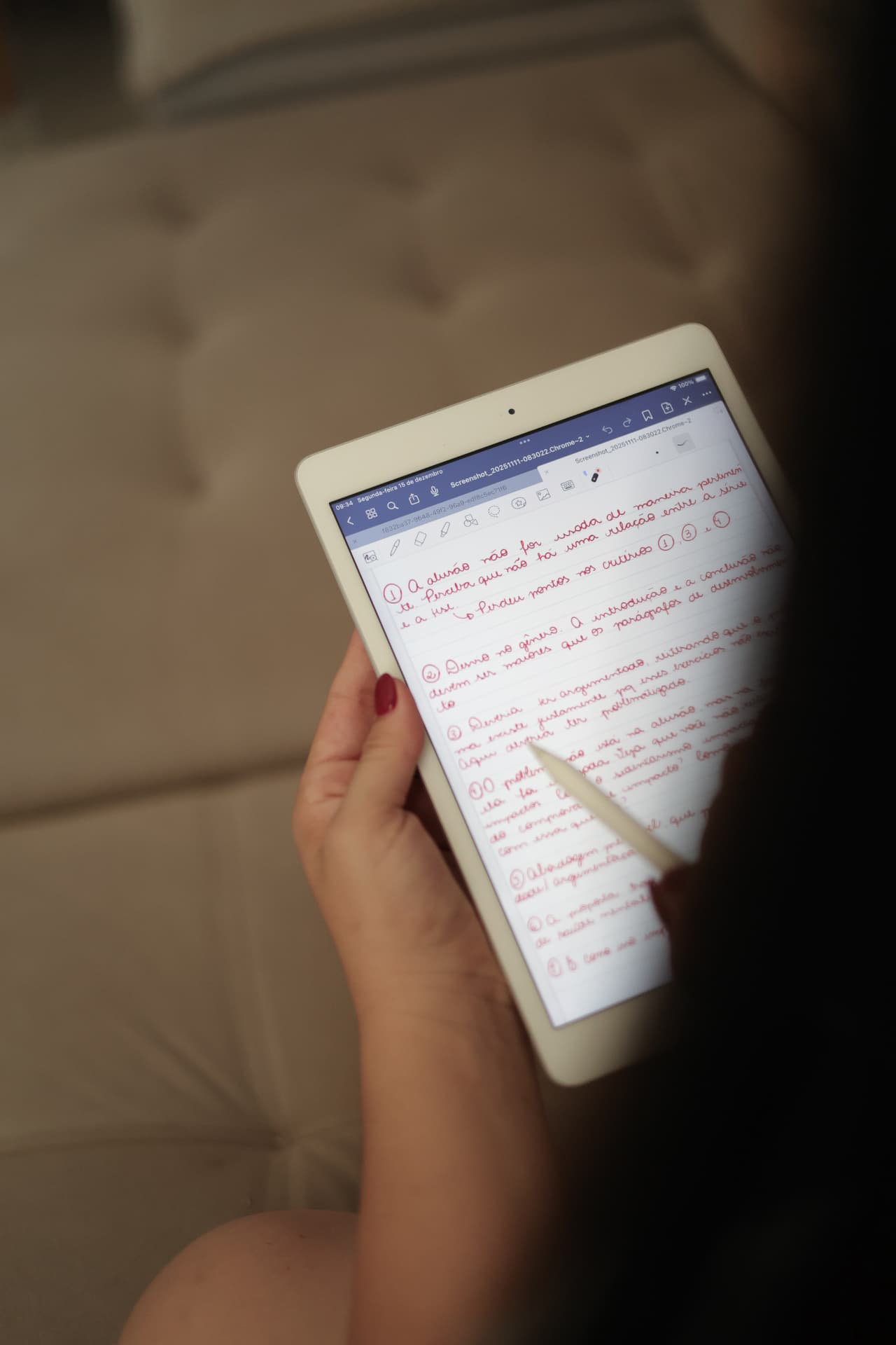 Profa. Pri Záttera corrigindo uma redação no tablet